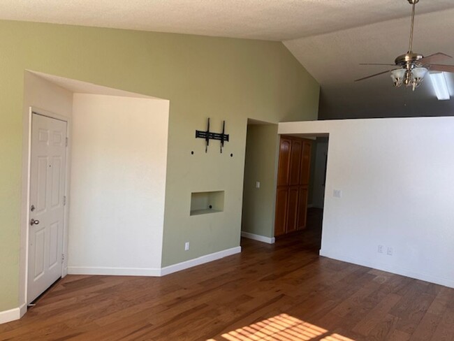 Building Photo - 4 Bedroom Home off of Peppertree (North Hi...