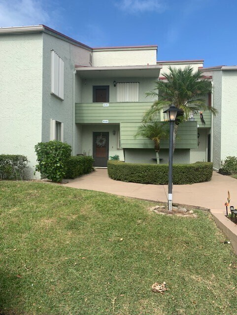 Foto principal - MIles Grant Condo 2/2 2nd floor 55+ commun...