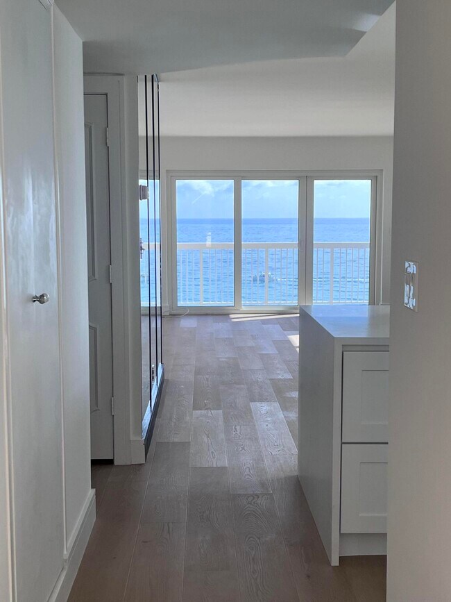 Building Photo - 1069 Hillsboro Mile