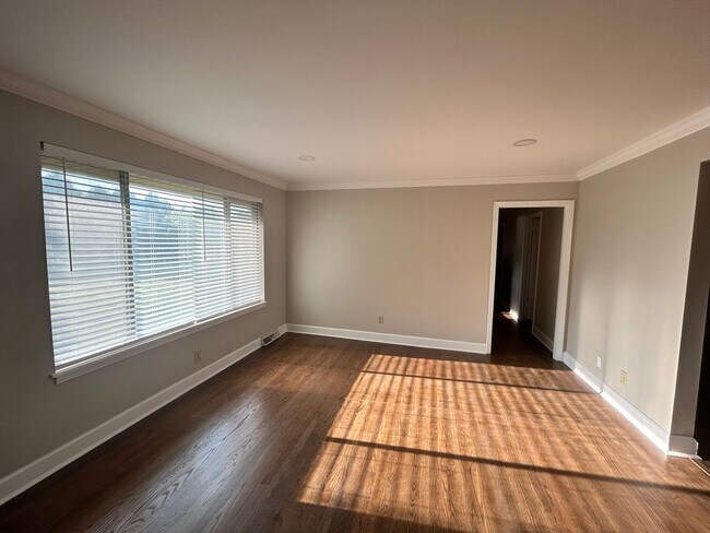 Building Photo - Three Bedroom Two Bath Home