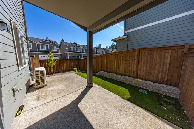 Building Photo - Three bedroom townhouse in gated community...