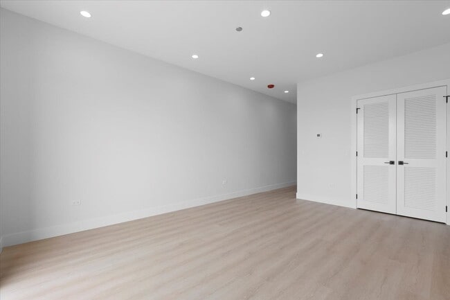 Building Photo - 904 W Dakin St