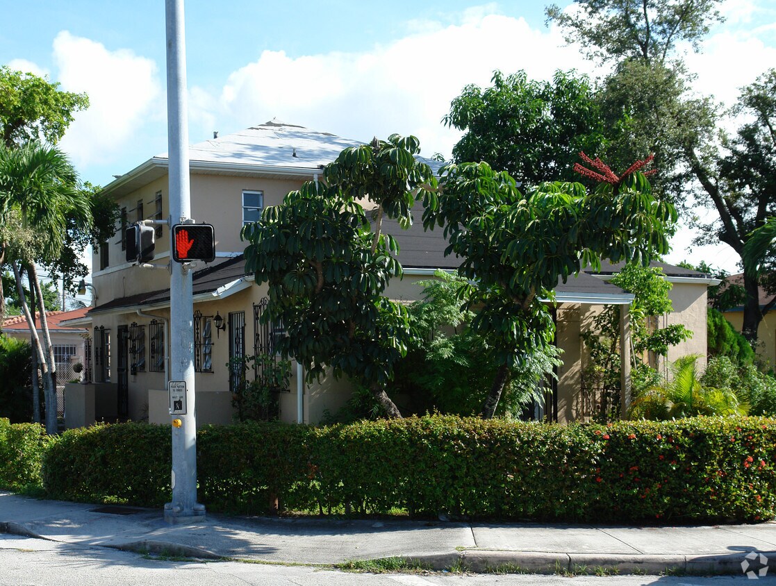 Foto principal - 1891 SW 6th St