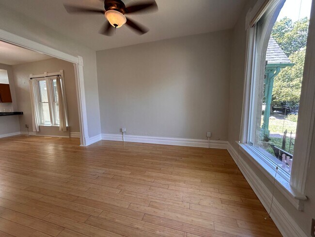 Foto del edificio - $0 DEPOSIT OPTION. CHARMING 3BED/2BATH VIC...