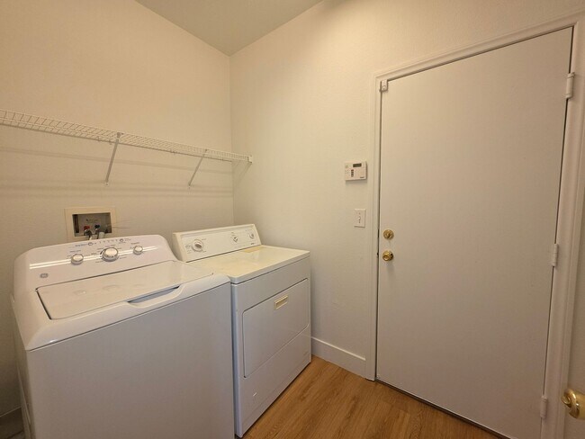 Foto del edificio - North Las Vegas 3 bedroom 2.5 bath with loft