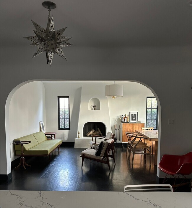 Sala de estar - 4305 Chase Ave