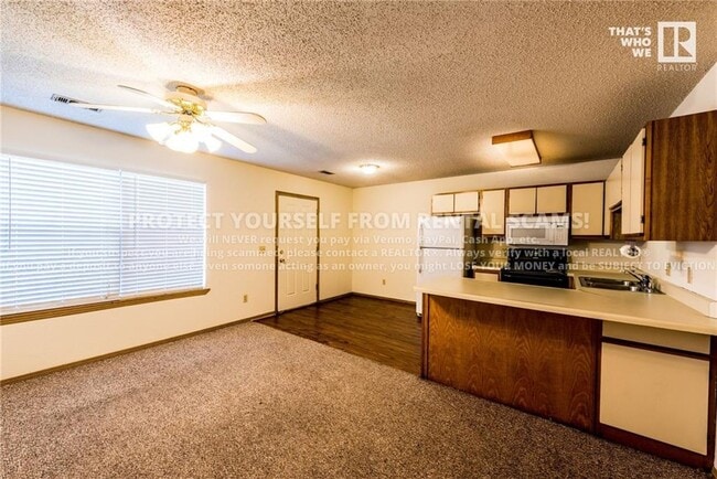 Building Photo - 686 W Martha Dr