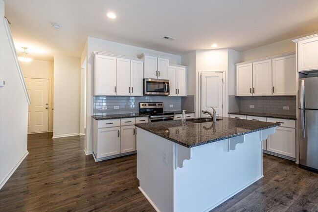 Building Photo - 3 Bedroom Townhome Bonterra Village AVAILA...