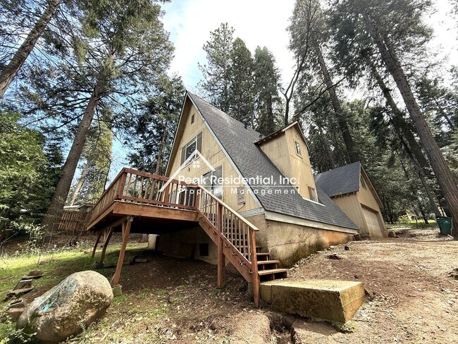 Building Photo - Fantastic 3bd/1.5ba Camino home with 2 Car...