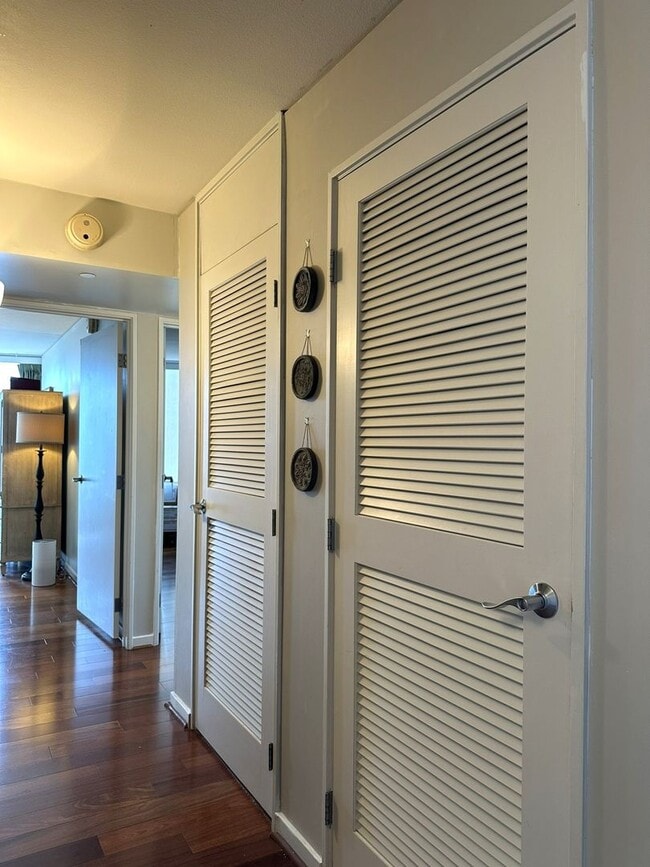 Building Photo - Moana Pacific East Tower 3BR/2BA/2PK