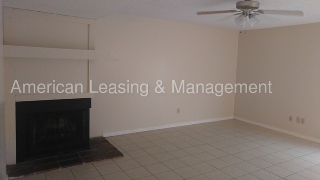 Building Photo - West End Townhome with Garage