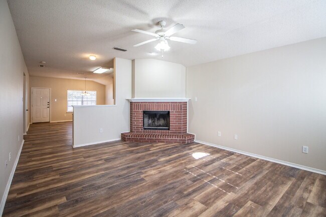 Building Photo - "Charming 3-Bed, 2-Bath Home!"