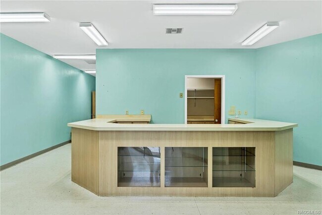 Building Photo - 301 N Apopka Ave