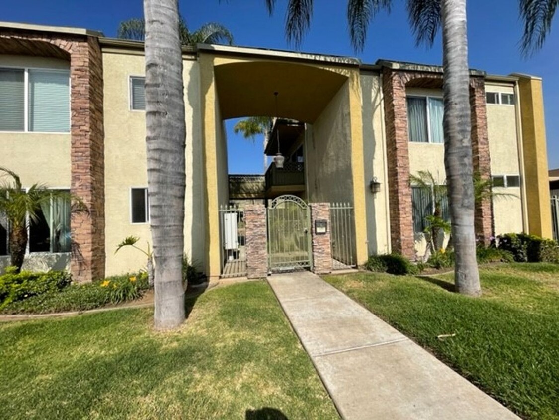 Foto principal - Upgraded 2 bed, 1-1/2 bath Gated Condo in ...