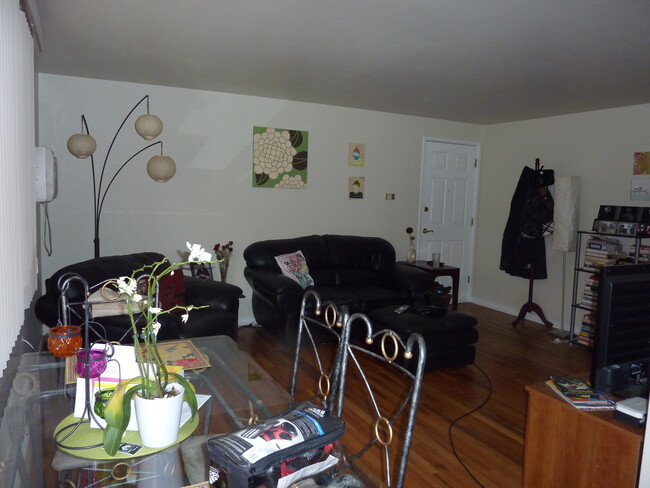 Building Photo - 985 N Corona St