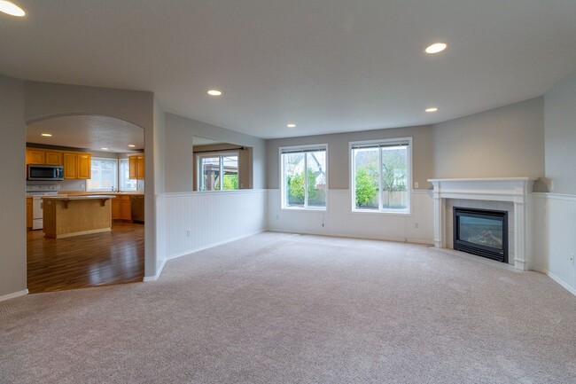 Building Photo - Beautiful 4 bedroom 2.5 bathroom home-RV P...