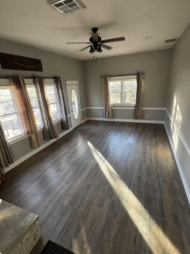 Den - 4018 W Weaver Rd