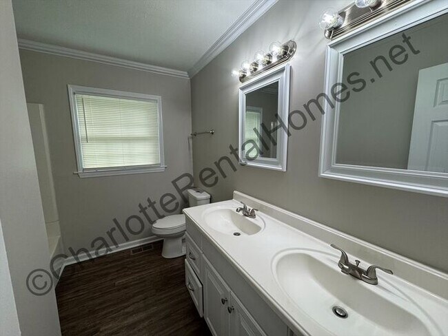 Building Photo - Nice brick ranch home with attached garage