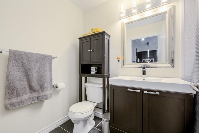 Photo du bâtiment - 1328-1328 Birchmount Rd