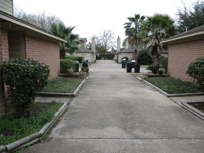 Foto del edificio - 10826 Sugar Hill Dr