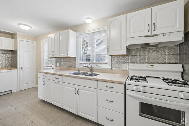 1BR, 1BA - 1,000SF - Kitchen - 1160-1164 Whitney Ave