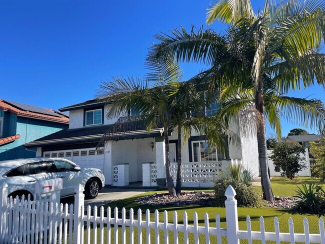 Foto del edificio - Spacious 5-Bedroom Family Home Available for Long Term Rent!