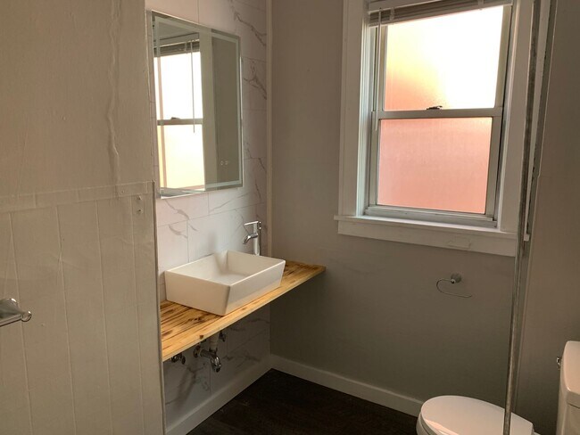 Foto del edificio - 2 bedroom 1 bath with laundry