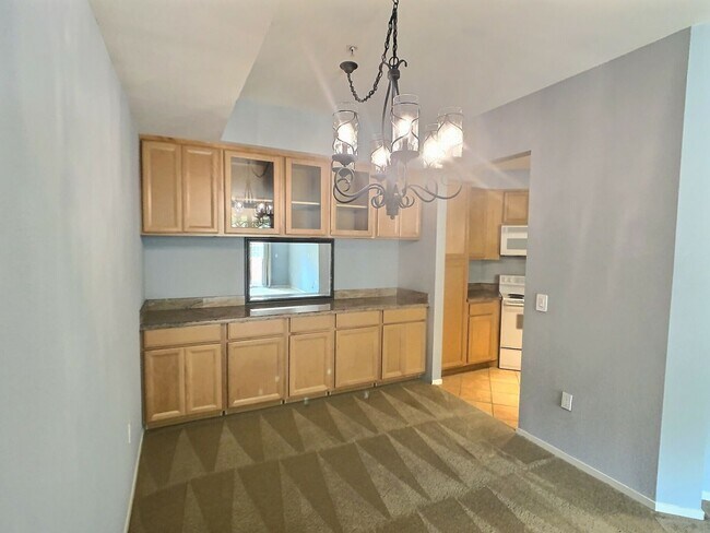 Foto del edificio - Lots of Outdoor Space in This Great Condo ...