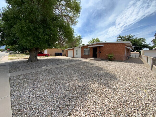 Foto del edificio - 3 Bedroom Single Story Available Near Coma...