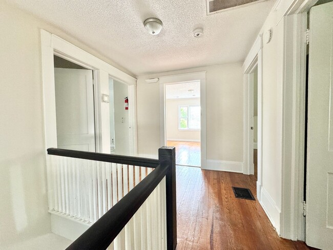 Foto del edificio - Adorable 2 Bedroom - Upstairs Unit Convenient to Downtown Greensboro & UNCG!