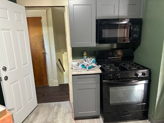 Kitchen - 9917 Rosehill Ave