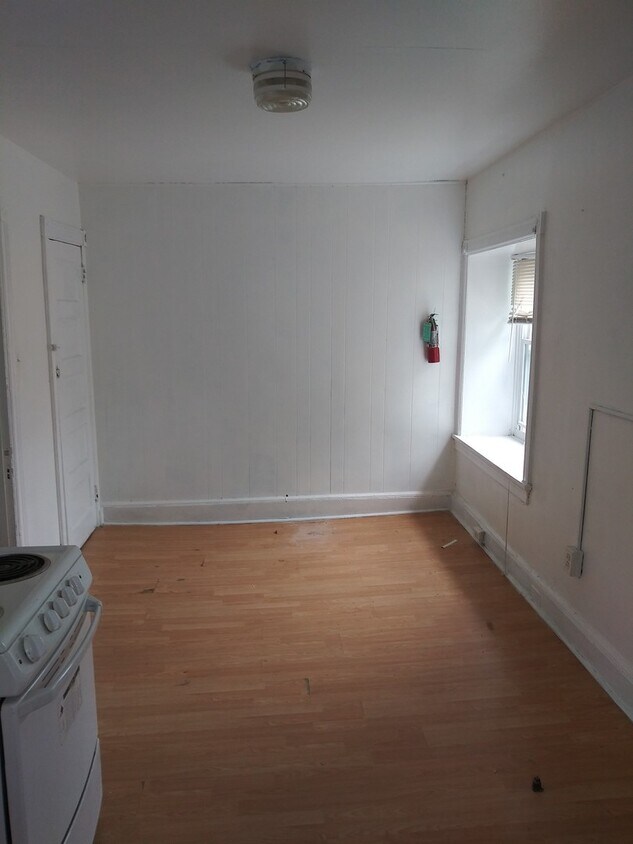 Primary Photo - 321 E Price St