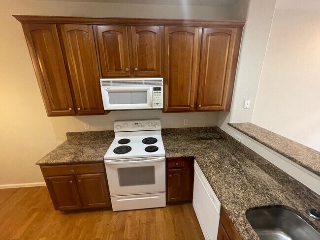 Building Photo - Beautiful Aurora Townhome In Willow Trace ...