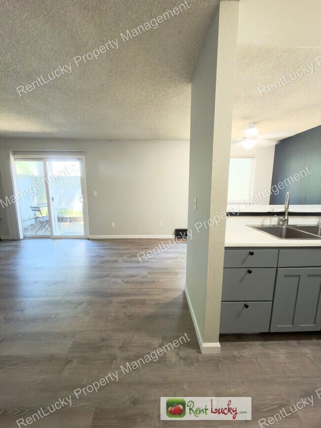 Foto del edificio - Wonderful 2 Bedroom Condo in Federal Way! 2 Parking Spaces and Great Layout!