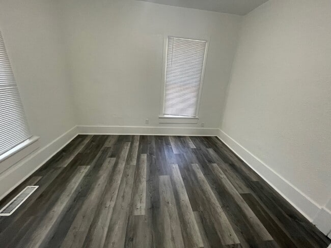 Building Photo - Updated 3 Bedroom, 1.5 bathroom with washe...