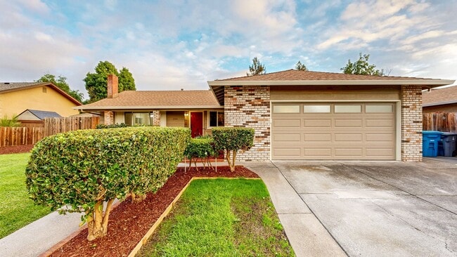 Foto del edificio - Meticulously Maintained Four Bedroom Singl...