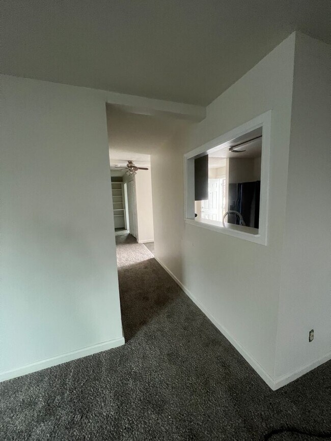 Foto del edificio - 3-bedroom, 2-bathroom home in Redding Upda...
