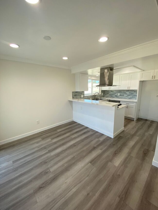 Building Photo - Newly Remodeled 2 Bedroom Fountain Valley ...