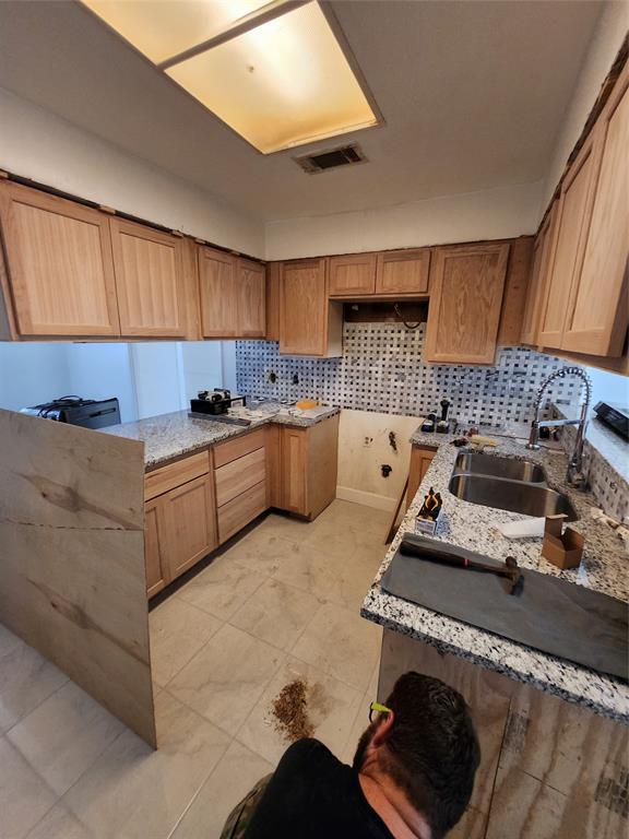 Foto del edificio - 14530 Roundstone Ln