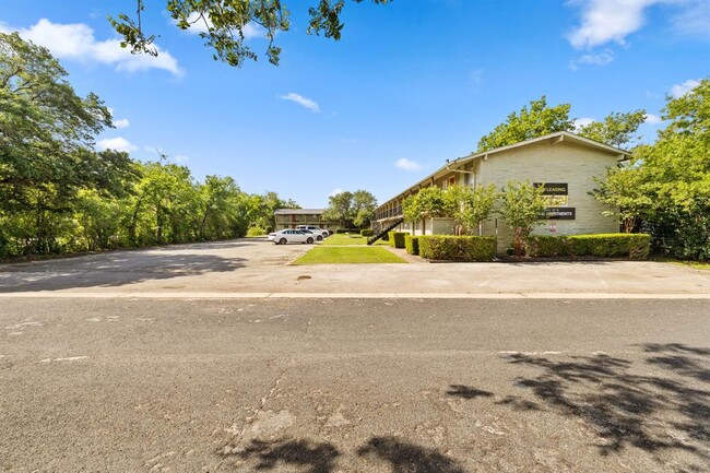 Building Photo - 806 E 13th St