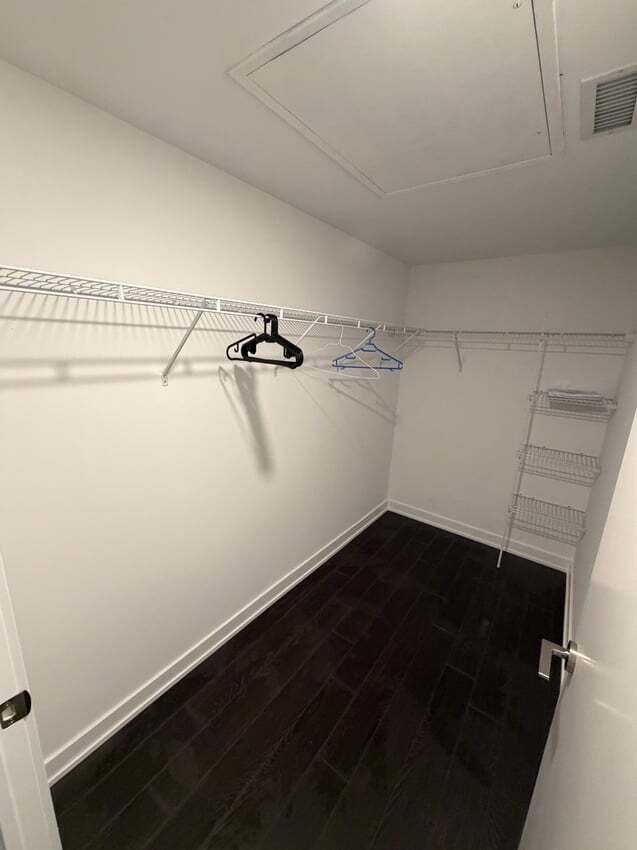 Photo du bâtiment - Master Room ? St Patrick St & Dundas St W