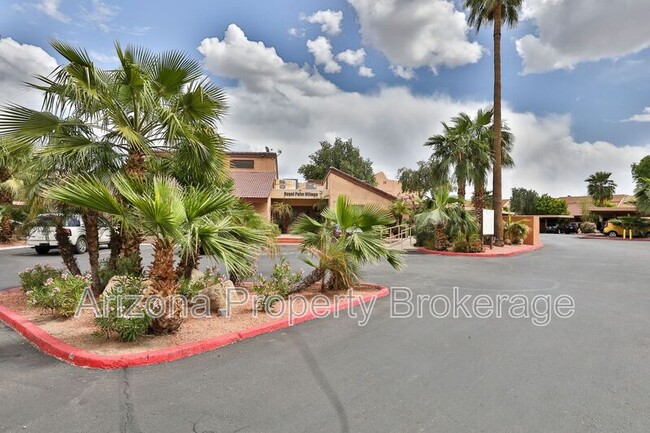 Building Photo - 2121 W Royal Palm Rd