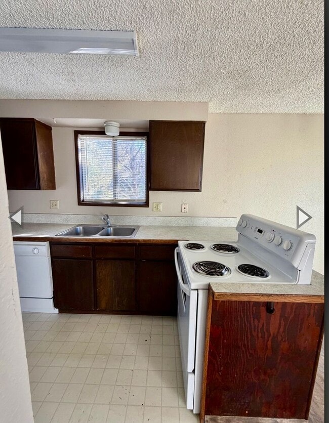 Building Photo - 1847 Dawn Ct