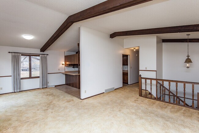 Building Photo - 235 Country Club Dr