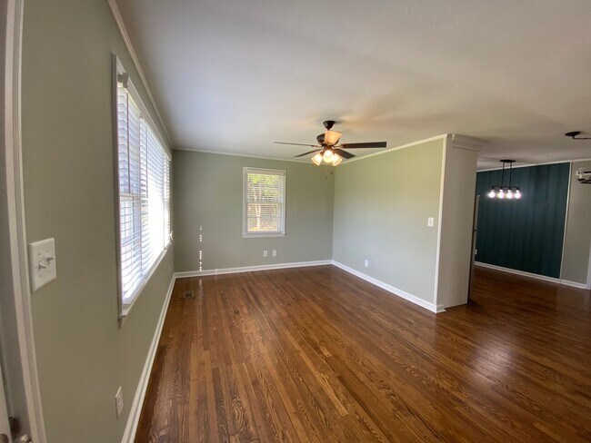 Foto del edificio - Adorable and Updated 3BR, 2BA Brick Ranch in the heart of Martinez!