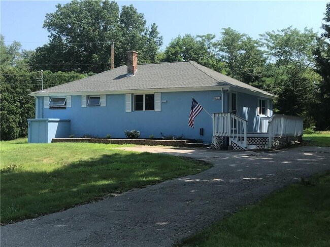 Foto del edificio - 224 Ashaway Rd
