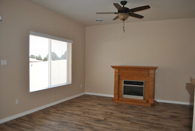 Building Photo - 1927 Hollyhock Cir