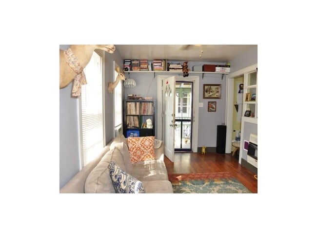 Building Photo - Great Garage Apartment in Hyde Park!