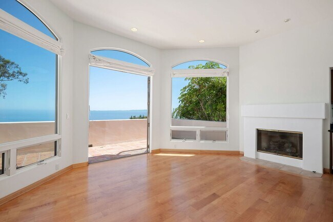 Foto del edificio - Oceanfront-Inspired Mesa Living with Unparalleled Coastline & Island Views