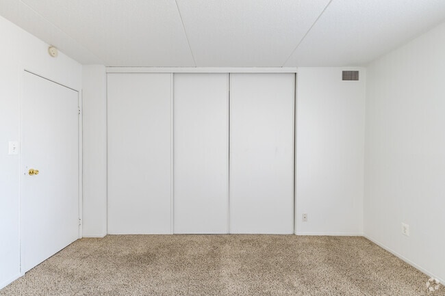 1BR, 1BA - 704SF - Parkview Tower Apartments